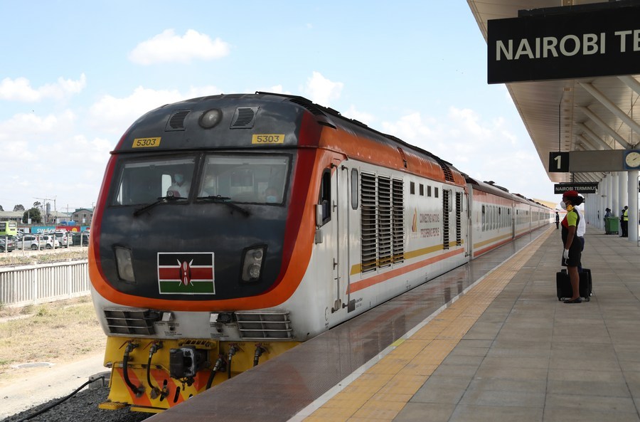 2021年11月17日，由蒙巴萨始发的蒙内铁路客运列车驶入肯尼亚内罗毕站。蒙内铁路连接东非第一大港口蒙巴萨和肯首都内罗毕，于2017年5月31日开通。新华社记者董江辉摄